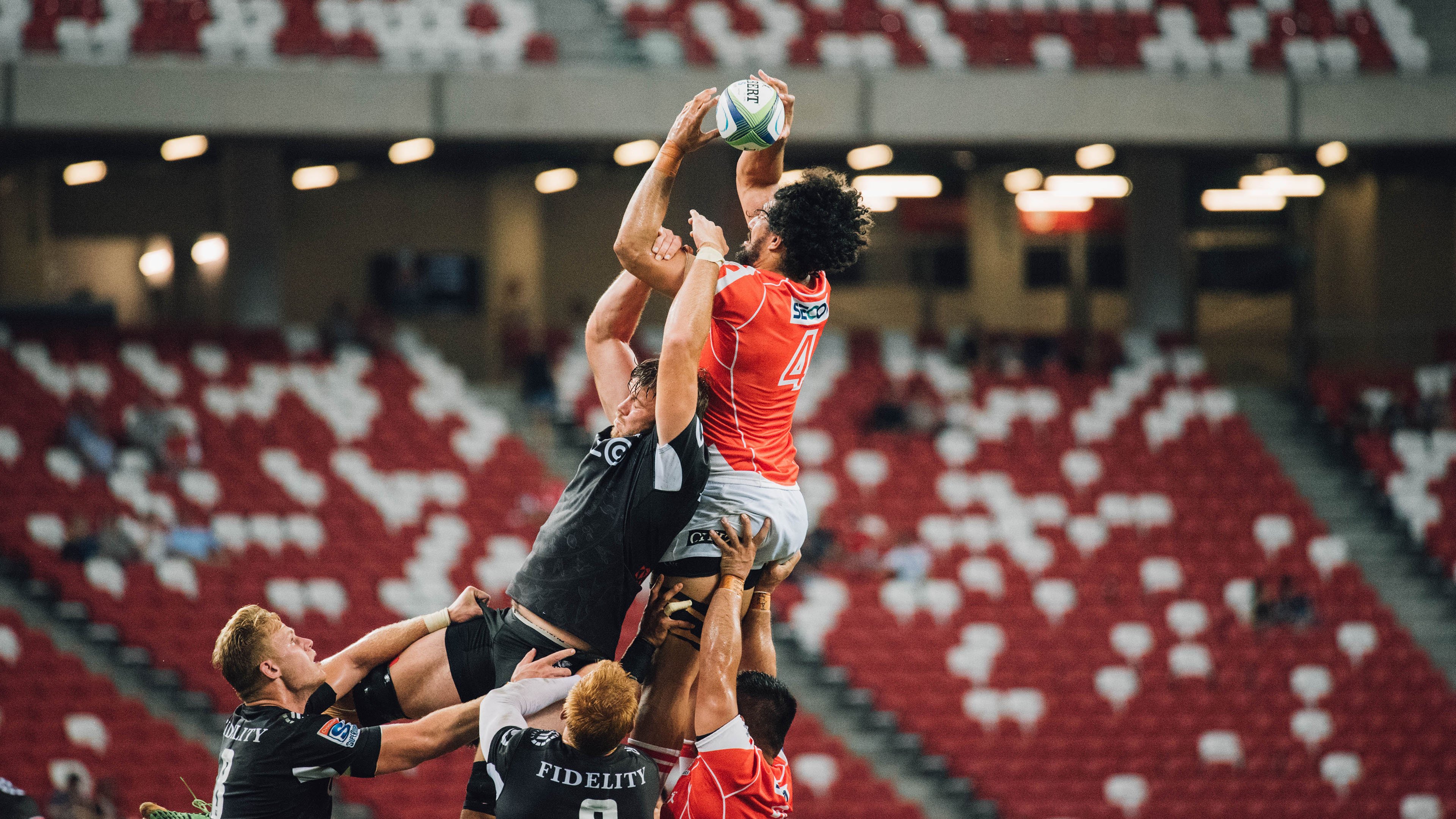 勇士拒25分逆转!库里28+4巴特勒伤退,布克38+4难救主,穆迪爆发,勇士球星库里